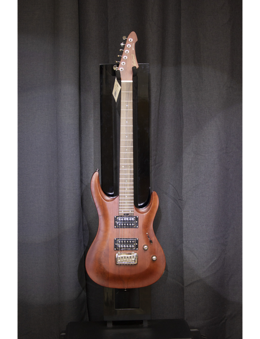 Aria® MAC-DLX Guitarra Eléctrica 24F Tremolo Super Strato® Color: Stained Brown