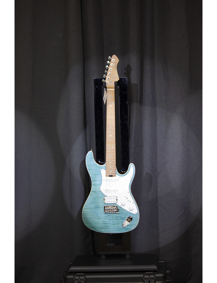 Aria® Guitarra Eléctrica 714-MK2 Fullerton Flamed Stratocaster® Style Color: Turquoise Blue