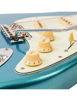 Vintage® V6 Guitarra Eléctrica SSS Tremolo Color: Candy Apple Blue