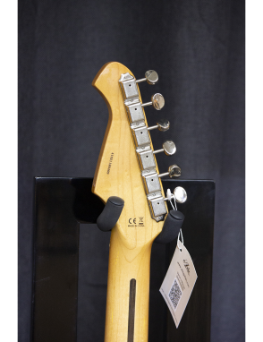Aria® STG-57 Guitarra Eléctrica SSS Tremolo Stratocaster® Style Color: 2 Tone Sunburst