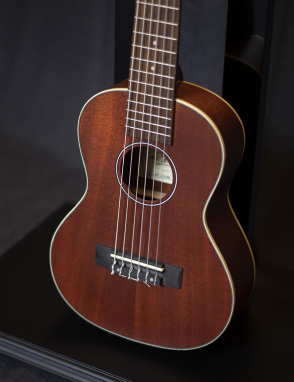 Aria® ATU-120 Ukelele Guitarlele Acústico Tenor 6 Cuerdas con Funda | Color: Caoba Natural
