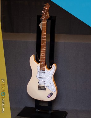 Aria® 714-MK2 Guitarra Eléctrica Fullerton Flamed Stratocaster® Style Color: Marble White