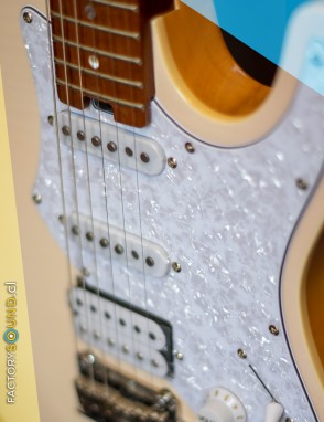 Aria® 714-MK2 Guitarra Eléctrica Fullerton Flamed Stratocaster® Style Color: Marble White