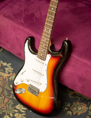 Aria® STG-003L Zurdo Guitarra Eléctrica SSS Tremolo Stratocaster® Style | 3 Tone Sunburst