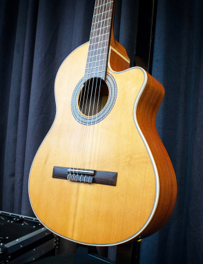 Alhambra® Z-Nature CW EZ Guitarra Clásica Estudio Cutaway Fishman con Funda | Natural