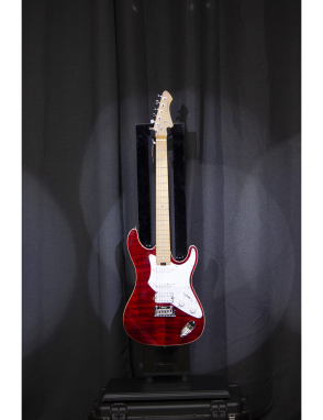 Aria® Guitarra Eléctrica 714-MK2 Fullerton Flamed Stratocaster® Style Color: Ruby Red